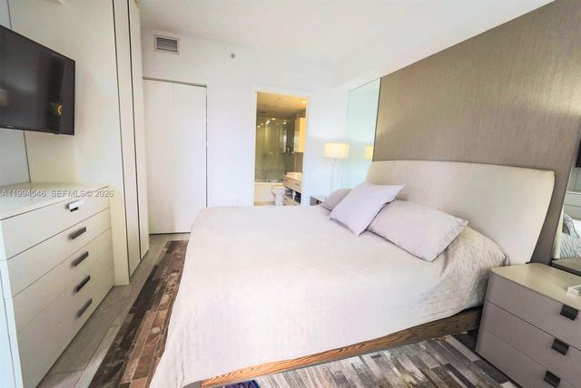 55 SW 9th St 1001, Miami, FL 33130