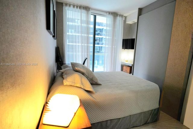 55 SW 9th St 1001, Miami, FL 33130