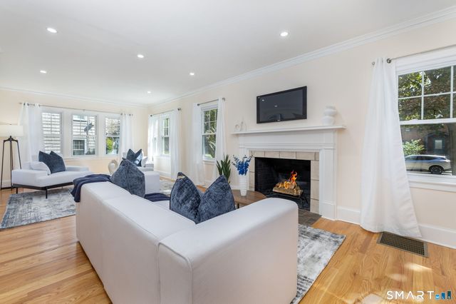 18 Eastview Street, West Hartford, CT 06107