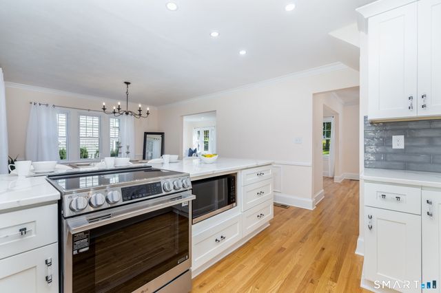 18 Eastview Street, West Hartford, CT 06107