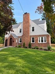 18 Eastview Street, West Hartford, CT 06107