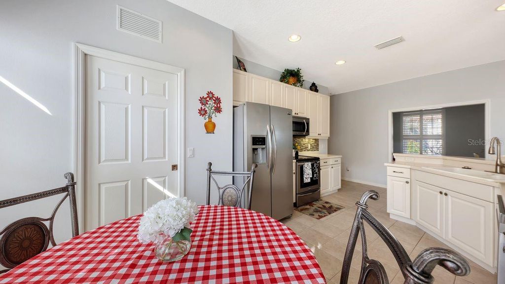 Image 16 of property listing at 7423 SEA ISLAND LANE, Bradenton, FL 34201