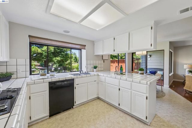 63 Sea Brg, Alameda, CA 94502
