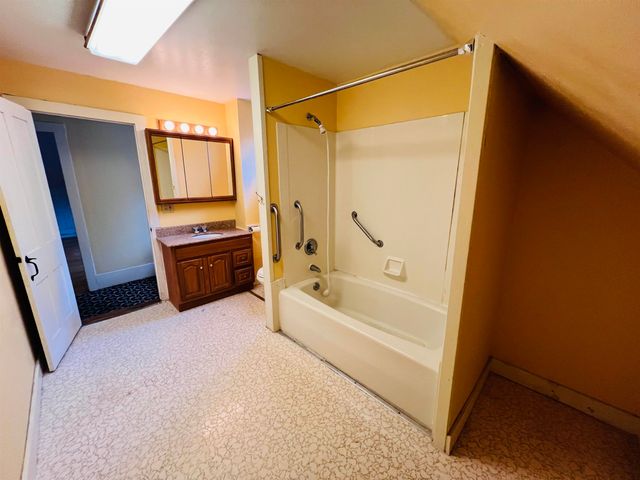 69 York Street, Lyndon, VT 05851