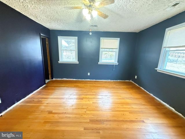 82 BROAD RUN RD, Bentonville, VA 22610