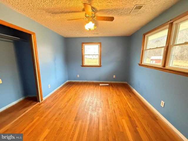 82 BROAD RUN RD, Bentonville, VA 22610