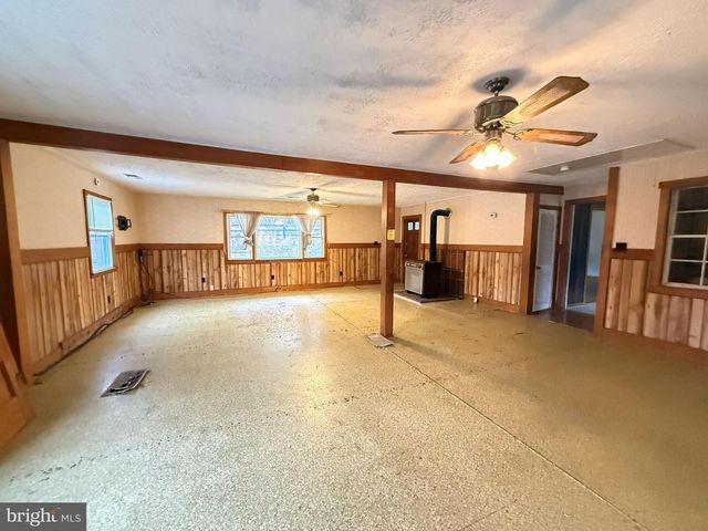 82 BROAD RUN RD, Bentonville, VA 22610