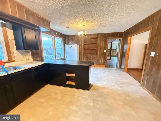 82 BROAD RUN RD, Bentonville, VA 22610