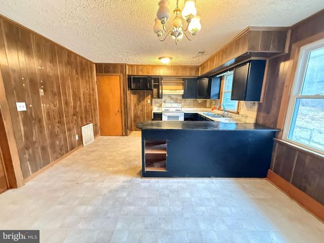 82 BROAD RUN RD, Bentonville, VA 22610