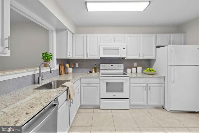 8640 DELLWAY LN, Vienna, VA 22180