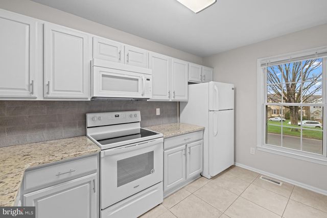 8640 DELLWAY LN, Vienna, VA 22180