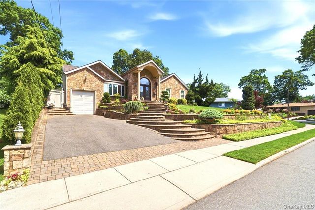 9 Robert Circle, Syosset, NY 11791