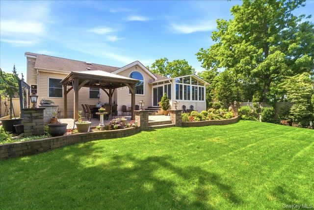 9 Robert Circle, Syosset, NY 11791