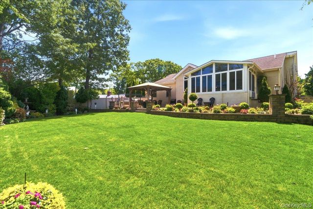 9 Robert Circle, Syosset, NY 11791