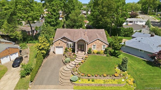 9 Robert Circle, Syosset, NY 11791
