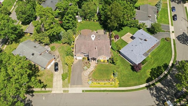 9 Robert Circle, Syosset, NY 11791