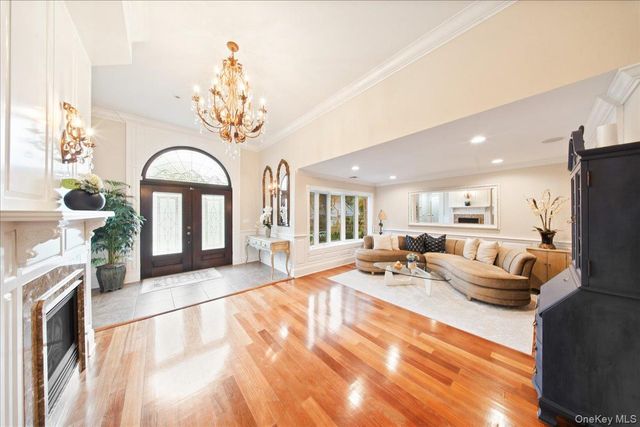 9 Robert Circle, Syosset, NY 11791