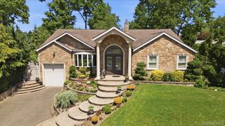 9 Robert Circle, Syosset, NY 11791