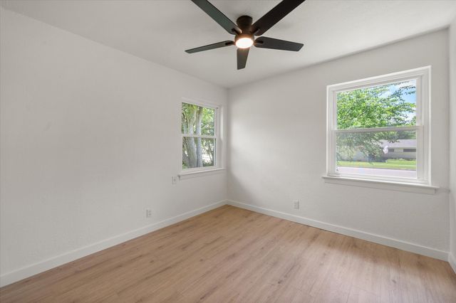 2600 Woodlawn Drive, Ennis, TX 75119