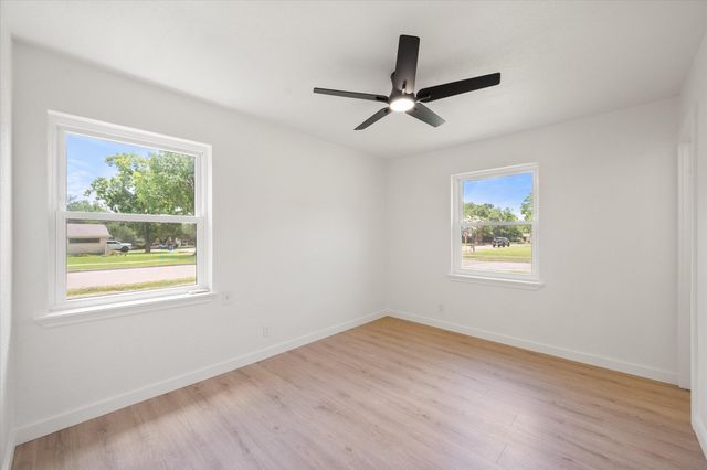 2600 Woodlawn Drive, Ennis, TX 75119