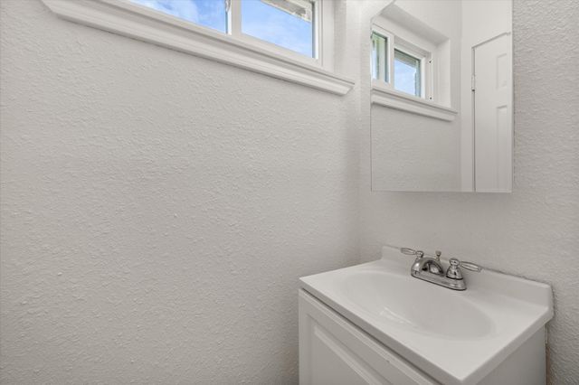 2600 Woodlawn Drive, Ennis, TX 75119
