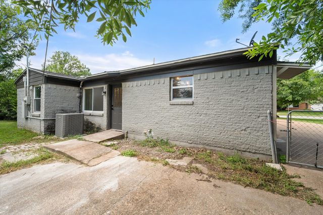 2600 Woodlawn Drive, Ennis, TX 75119
