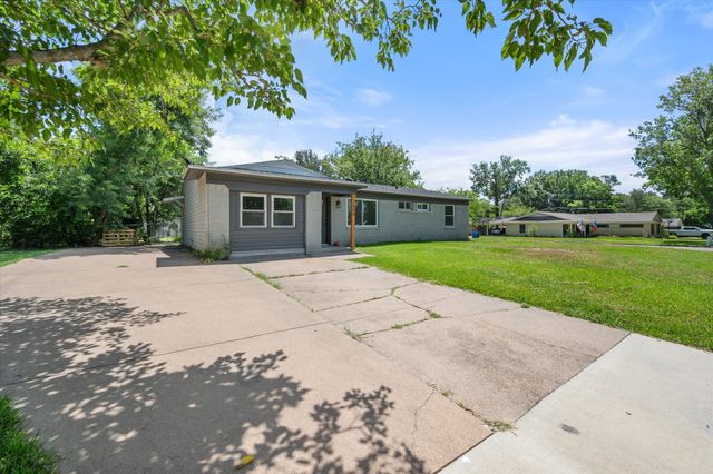 2600 Woodlawn Drive, Ennis, TX 75119