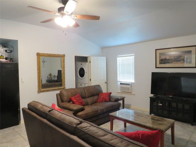 1615 Bluebonnet LN, Kingsland, TX 78639