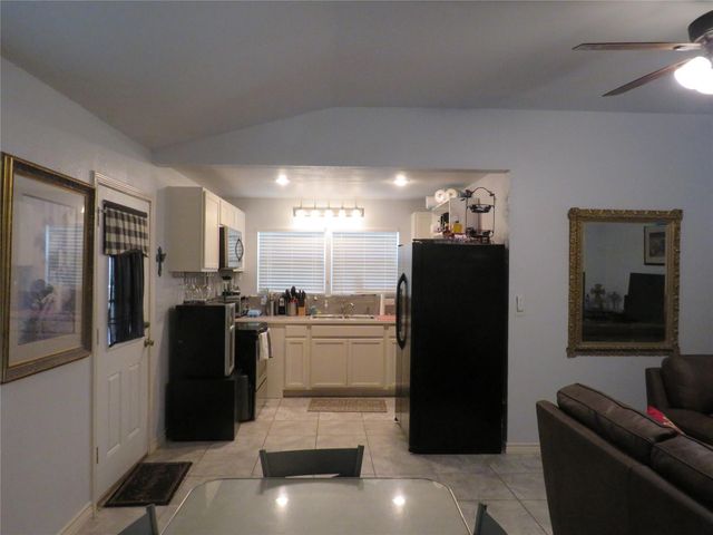1615 Bluebonnet LN, Kingsland, TX 78639