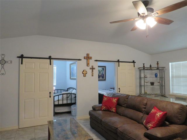 1615 Bluebonnet LN, Kingsland, TX 78639