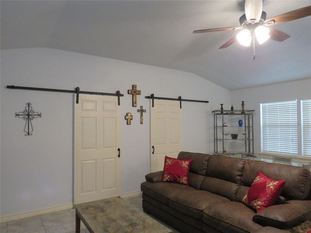 1615 Bluebonnet LN, Kingsland, TX 78639