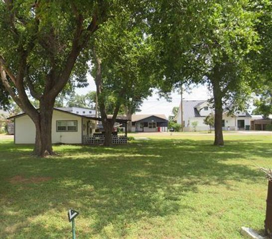 1615 Bluebonnet LN, Kingsland, TX 78639