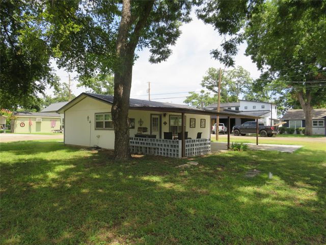 1615 Bluebonnet LN, Kingsland, TX 78639