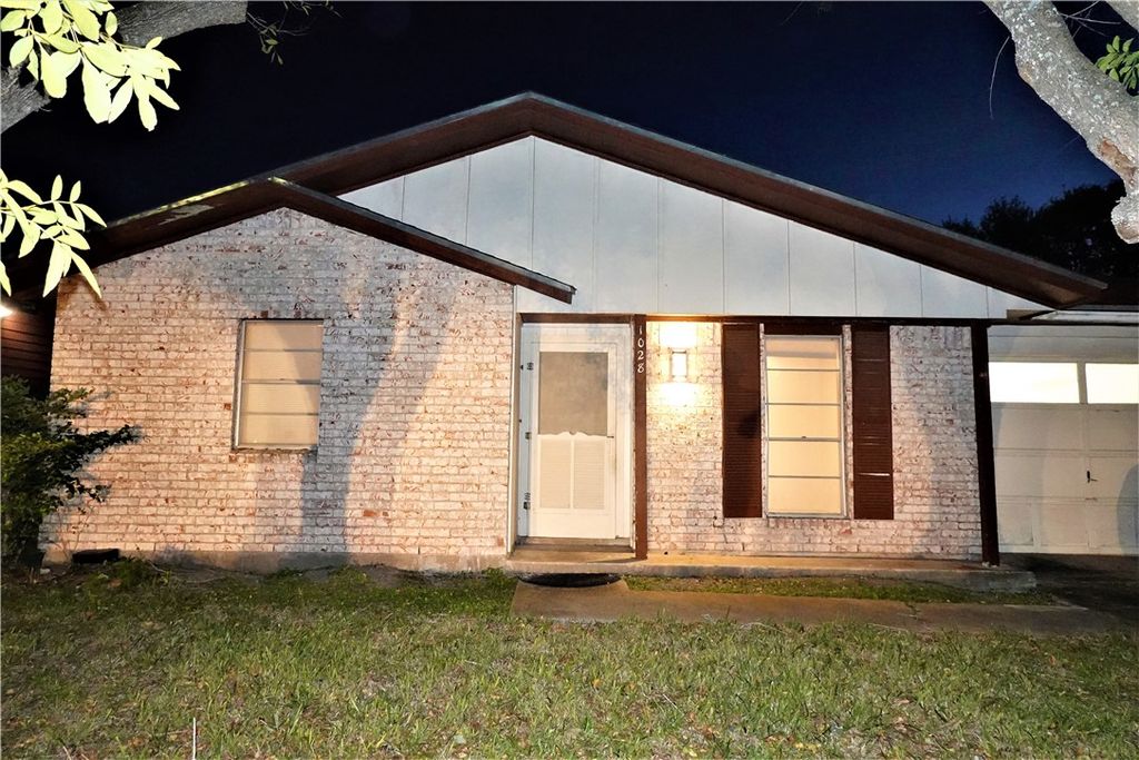 1028 Starlite Dr, Portland, TX 78374