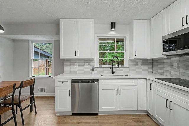4094 Indian Trace SW, Lilburn, GA 30047