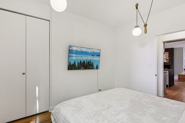 1319 N Sandburg Terrace, Chicago, IL 60610