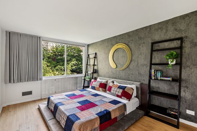 1319 N Sandburg Terrace, Chicago, IL 60610