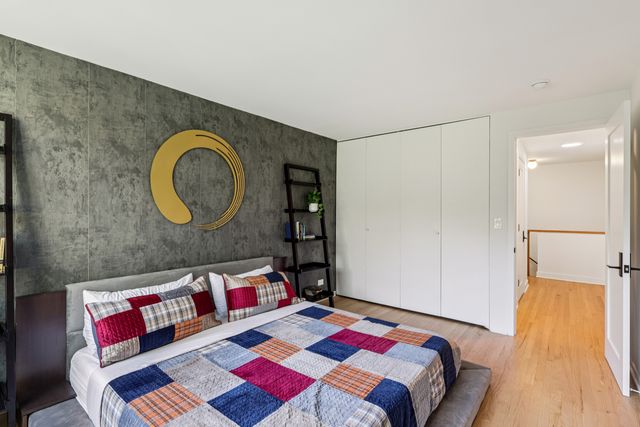 1319 N Sandburg Terrace, Chicago, IL 60610