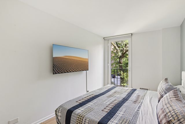 1319 N Sandburg Terrace, Chicago, IL 60610