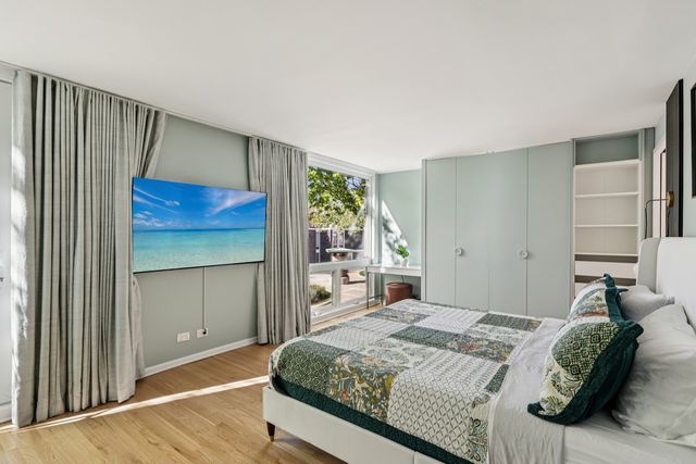 1319 N Sandburg Terrace, Chicago, IL 60610