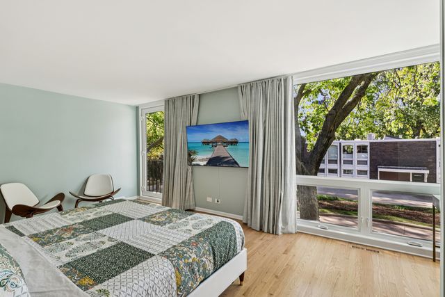 1319 N Sandburg Terrace, Chicago, IL 60610