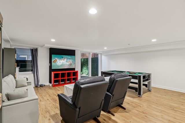 1319 N Sandburg Terrace, Chicago, IL 60610