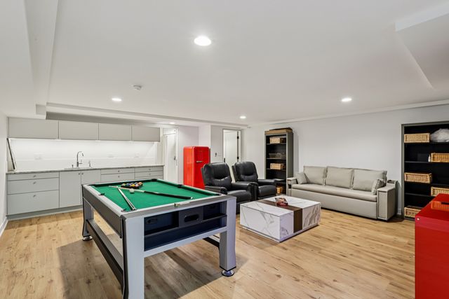 1319 N Sandburg Terrace, Chicago, IL 60610