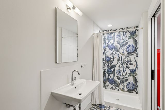 1319 N Sandburg Terrace, Chicago, IL 60610