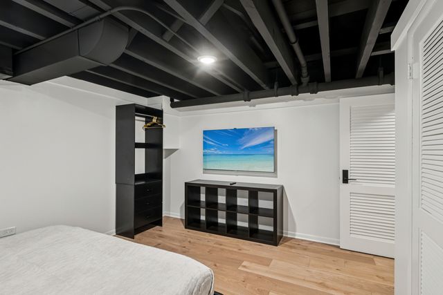 1319 N Sandburg Terrace, Chicago, IL 60610