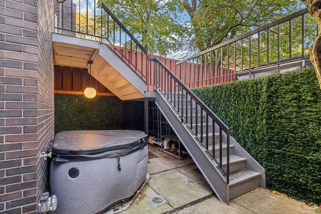 1319 N Sandburg Terrace, Chicago, IL 60610