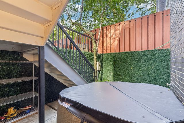 1319 N Sandburg Terrace, Chicago, IL 60610