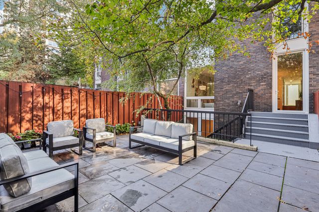 1319 N Sandburg Terrace, Chicago, IL 60610