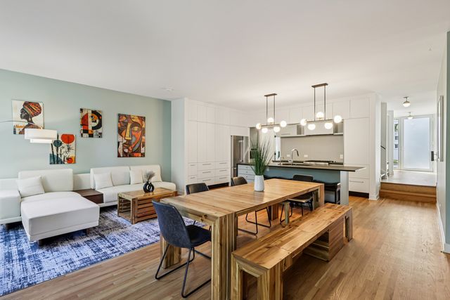 1319 N Sandburg Terrace, Chicago, IL 60610