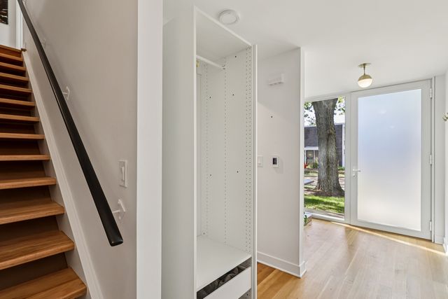 1319 N Sandburg Terrace, Chicago, IL 60610